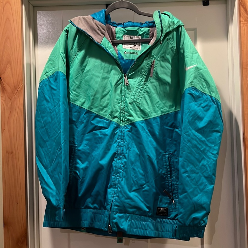 Women’s Nike snowboarding jacket
